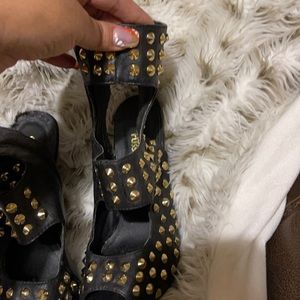 61/2 black studded heel